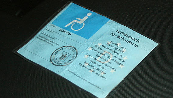 Symbolfoto: Ein Behindertenparkausweis