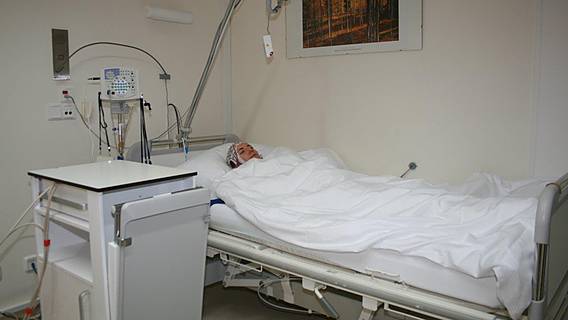 Foto: Eine Frau liegt im Bett des Schlaflabors im Münchner Max-Planck-Institut