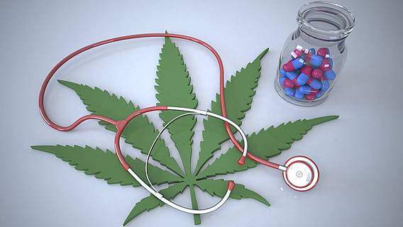 Symbolfoto: Ein großes Cannabis-Blatt, ein Stethoskop und ein Glas mit bunten Pillen