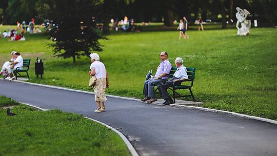 Symbolfoto: Ältere Menschen in einem Park, ein älteres Pärchen sitzt auf einer Bank.