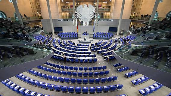 Symbolfoto: Blick in den leeren Sitzungssaal im deutschen Bundestag