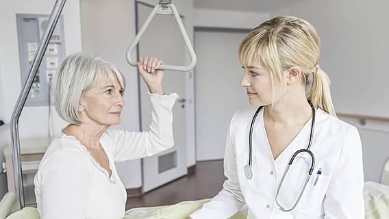 Ein ältere Patientin spricht mit einer jungen Ärztin.