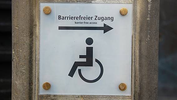 Ein Piktogramm eines Rollstuhlfahrers mit dem Hinweis auf einen barrierefreien Zugang.