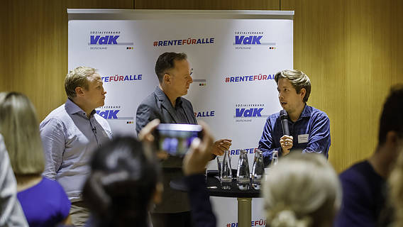 Das Bild zeigt die Politiker Tilman Kuban und Kevin Kühnert auf dem Ventenbarbecue des VdK.