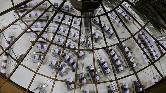 Das Bild zeigt den Plenarsaal des Bundestags von oben