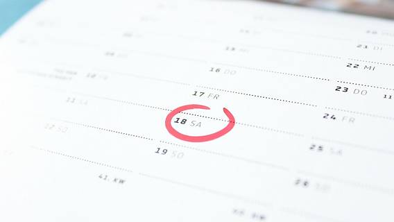 Das Bild zeigt einen Kalender, in dem ein Samstag, der 18., rot umkringelt ist.