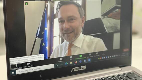 Das Bild zeigt Christian Lindner auf einem Laptopbildschirm.