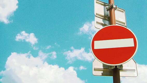 Das Bild zeigt ein Stop-Zeichen (Einfahrt untersagt) vor einem Himmelshintergrund