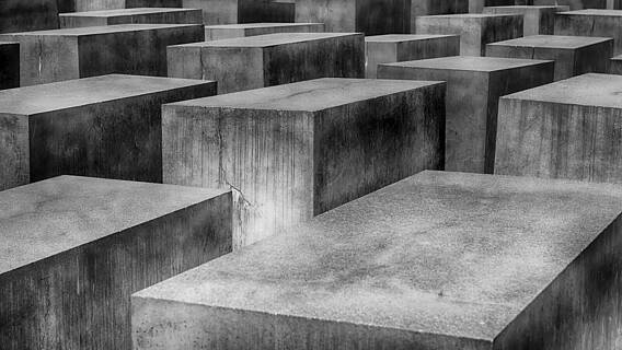 Das Foto zeigt das Holocaust-Mahnmal in Berlin