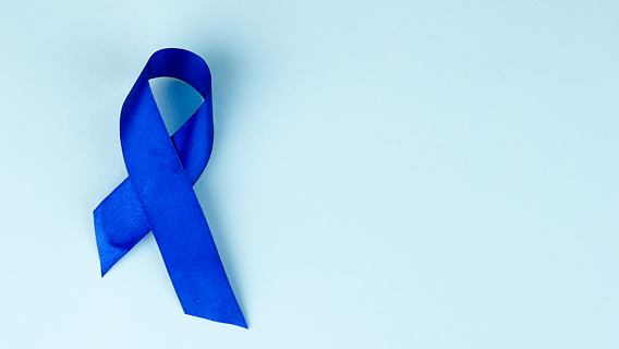 Das Bild zeigt ein blaues Band als Erkennungszeichen des Darmkrebs-Monats.