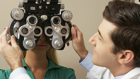 Symbolfoto: Ein Augenarzt untersucht eine Patientin