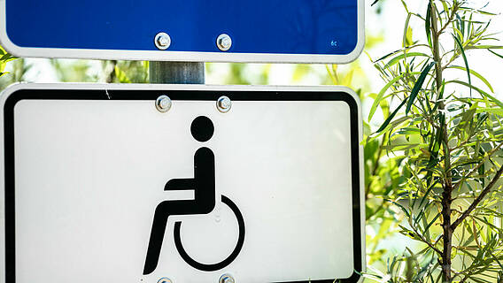Ein Schild, das einen Behindertenparkplatz ausweist