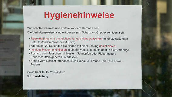 Symbolfoto: Hygienehinweise auf einem Zettel am Eingangsbereich des Krankenhauses Bad Brueckenau