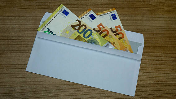 Symbolfoto: Umschlag mit 300 Euro in Scheinen für die Energiepreispauschale