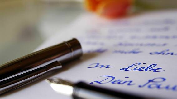 Symbolfoto: Ein handschriftlicher Liebesbrief, darauf ein Füller