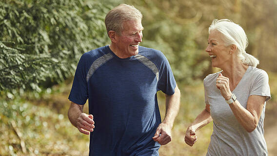 Symbolfoto: Seniorenpaar beim Joggen, sie lachen beide