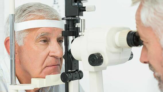 Symbolfoto: Älterer Mann wird vom Augenarzt untersucht