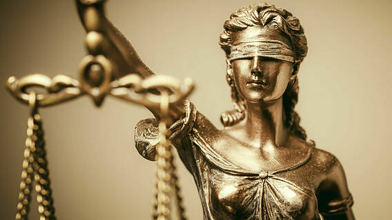 Goldene Figur der Justitia