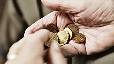 Symbolfoto: Hände einer Seniorin zählen Kleingeld.