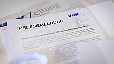 Symbolfoto: Eine Pressemitteilung des VdK liegt auf einem Tisch. Darunter eine Ausgabe der VdK-Zeitung.