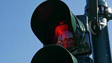 Das Foto zeigt eine Fußgängerampel, die rotes Licht anzeigt