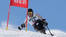 Das Bild zeigt Nico Sommer, der beim Mono-Ski fährt.