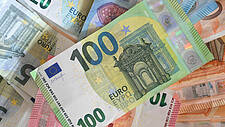 Symbolfoto: Ein 100-Euro-Schein liegt quer auf einem Haufen anderer Euro-Scheine mit kleineren Geldwerten