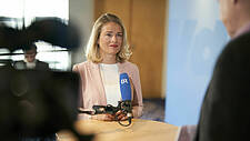 Verena Bentele wird vom Bayerischen Rundfunk gefilmt und interviewt.