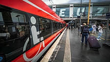 Symbolfoto: Wagen der Deutschen Bahn am Berliner Ostkreuz, auf dem Wagen ist ein großes Rollstuhl-Piktogramm