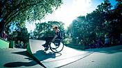 Symbolfoto: Ein Rollstuhl-Skater fährt mit seinem Rollstuhl über eine Minirampe