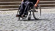 Symbolfoto: Mann im Rollstuhl sitzend