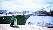 Symbolfoto: Ein Legomännchen im Rollstuhl an den Landungsbrücken in Hamburg