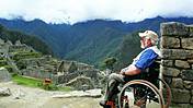 Foto: Henry Pritschet im Rollstuhl auf dem Gipfel des Machu Picchu.