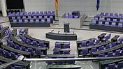 Symbolfoto: Blick in den Parlamentssaal des Deutschen Bundestages