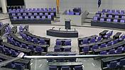 Symbolfoto: ein Blick in den Plenarsaal des Deutschen Bundestages