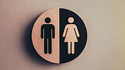 Das Bild zeigt ein Schild mit Mann und Frau als Piktogramm