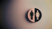 Das Bild zeigt ein Piktogramm eines mannes und einer Frau auf dem Schild an einer Toilette