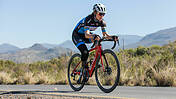 Das Bild zeigt Denise Schindler auf dem Fahrrad beim Training in der Nähe von Kapstadt