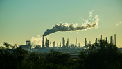 Das Bild zeigt Industrieanlagen betrieben mit fossilen Brennstoffen.