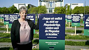 Monika Stevens neben den Schildern der "Demo ohne Menschen" zum Auftakt der VdK-Kampagne