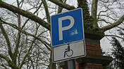 Ein Schild, das einen Behindertenparkplatz ausweist