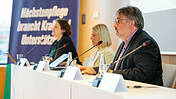 Podium bei der VdK-Pressekonferenz, von links nach rechts: Julia Frediani, Verena Bentele, Prof. Andreas Büscher