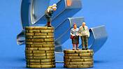 Rentner-Figürchen stehen auf Münzsstapeln, im Hintergrund ein Euro-Zeichen.