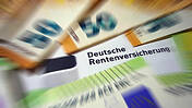 Geldscheine und ein Briefkopf mit dem Logo der Deutschen Rentenversicherung