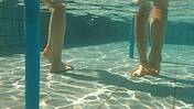 Symbolfoto: Zwei Personen in einem Kneipp-Becken, man sieht nur ihre nackten Beine und Füße unter Wasser