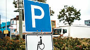 Symbolfoto: Schild weist einen Behindertenparkplatz aus