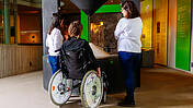 Besuchergruppe im Neanderthal Museum in Mettmann, eine Person sitzt im Rollstuhl