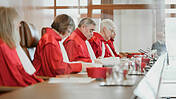 Symbolfoto: Richterinnen und Richter des Bundesverfassungsgerichts bei einer Urteilsverkuendung, sie tragen rote Roben