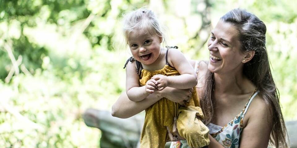 Das Foto zeigt Lara Mars; sie hält ihre Tochter Tilda auf dem Arm, beide lachen