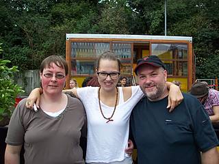 Blicken Arm in Arm in die Kamera: Karin Steffen, Stefanie Heinzmann, Ralf Steffen